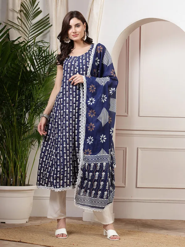 Graceful_Kurti,_Pant_&_Dupatta_with_Beautiful_Patterns