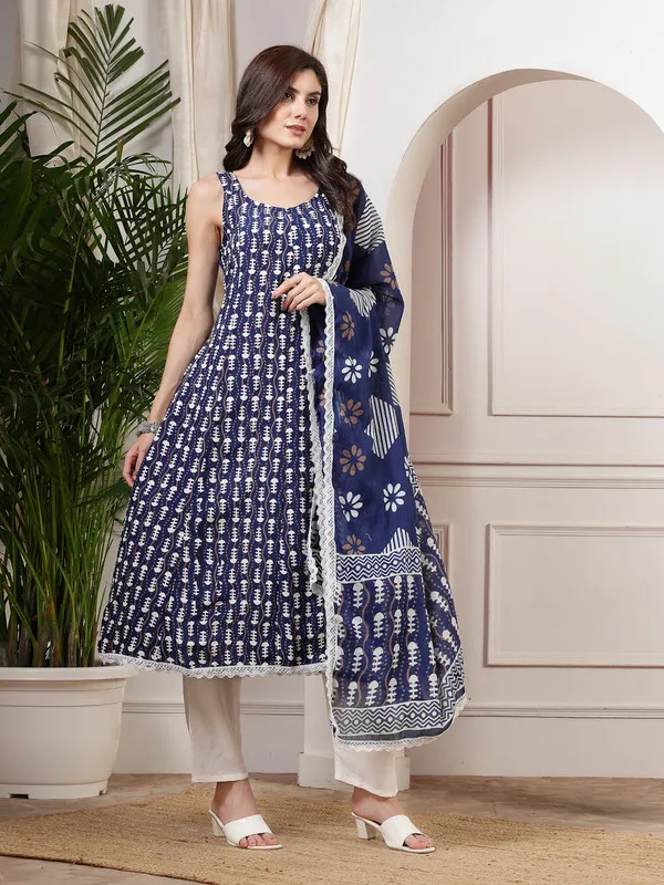 Graceful_Kurti,_Pant_&_Dupatta_with_Beautiful_Patterns