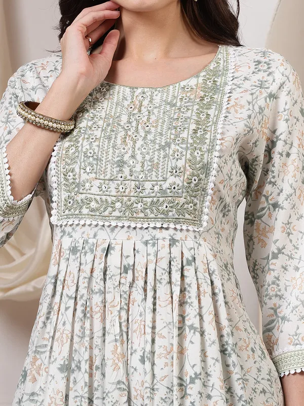 _Luxurious_Kurti,_Pant_&_Dupatta_with_Rich_Fabrics