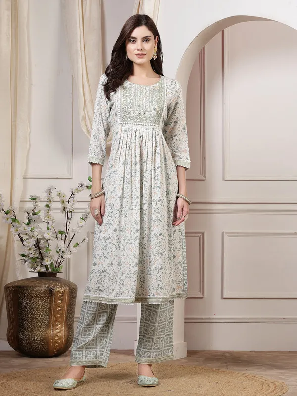 _Luxurious_Kurti,_Pant_&_Dupatta_with_Rich_Fabrics