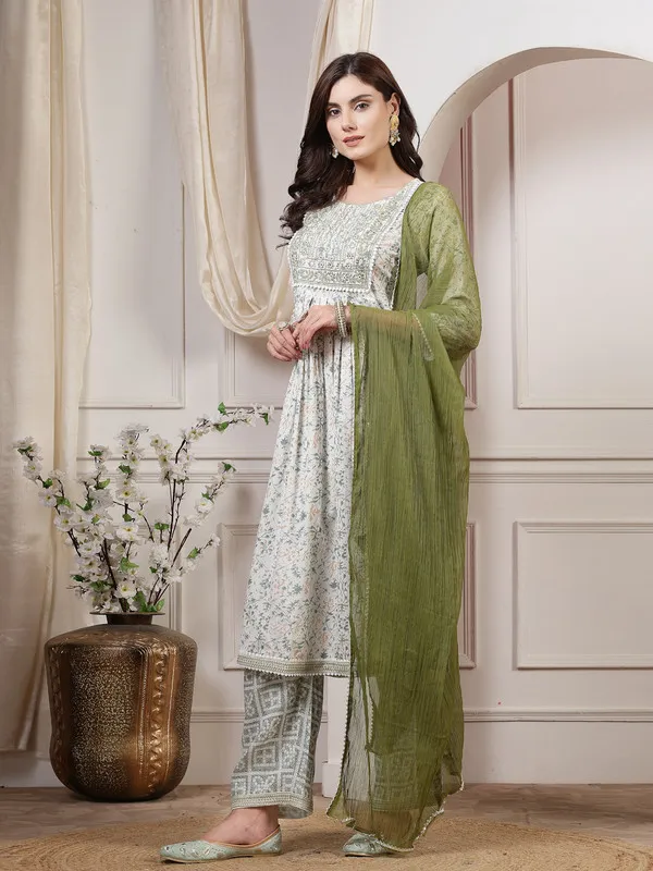 _Luxurious_Kurti,_Pant_&_Dupatta_with_Rich_Fabrics