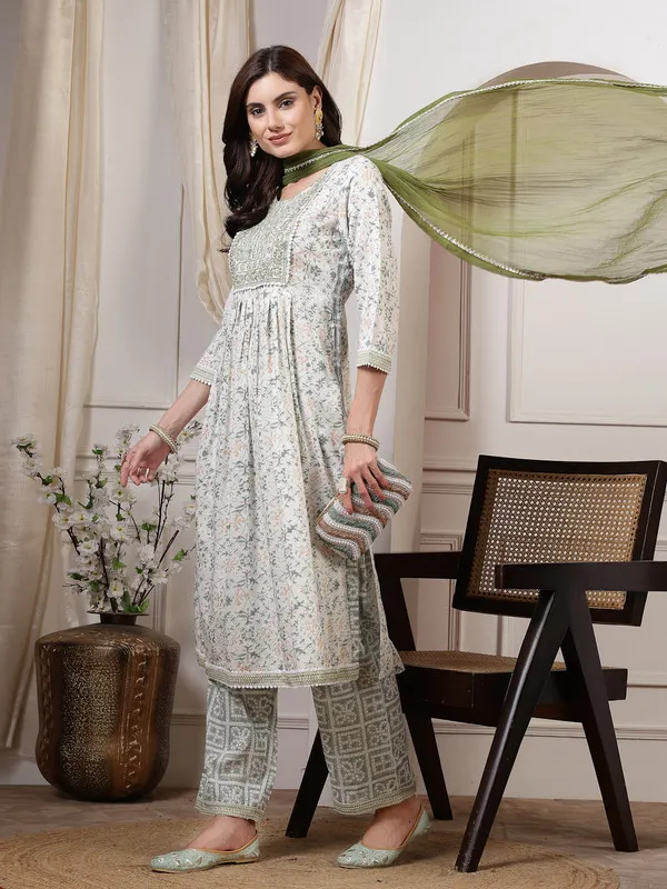 _Luxurious_Kurti,_Pant_&_Dupatta_with_Rich_Fabrics