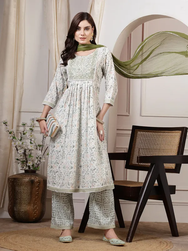 _Luxurious_Kurti,_Pant_&_Dupatta_with_Rich_Fabrics