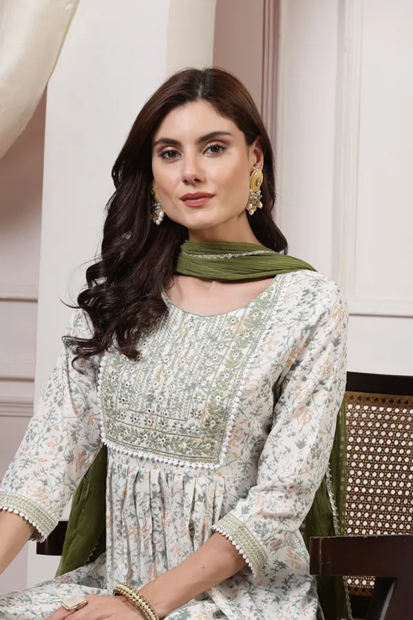 _Luxurious_Kurti,_Pant_&_Dupatta_with_Rich_Fabrics