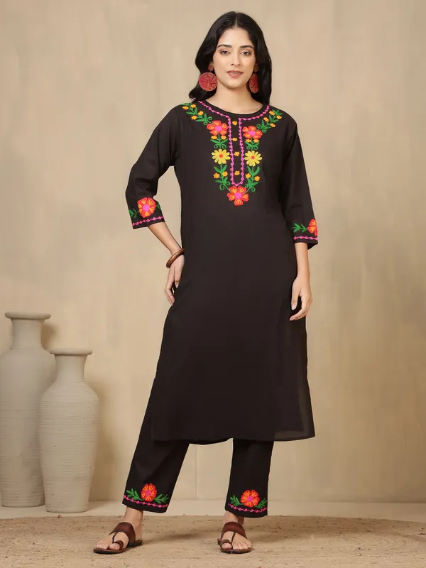 Lotus_Loom_Women_Cotton_Solid_Black_Aari_Work_Kurta_with_Pant