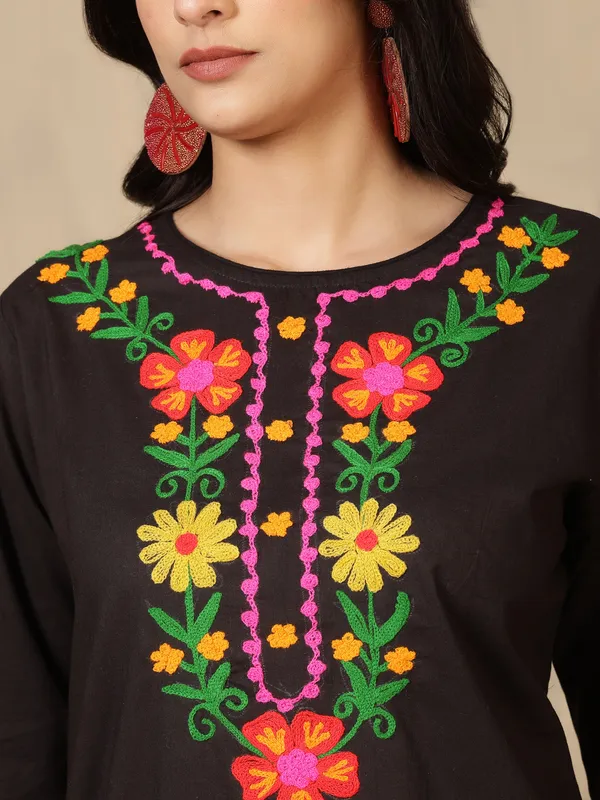 Lotus_Loom_Women_Cotton_Solid_Black_Aari_Work_Kurta_with_Pant