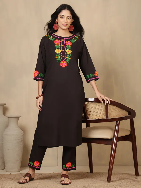 Lotus_Loom_Women_Cotton_Solid_Black_Aari_Work_Kurta_with_Pant