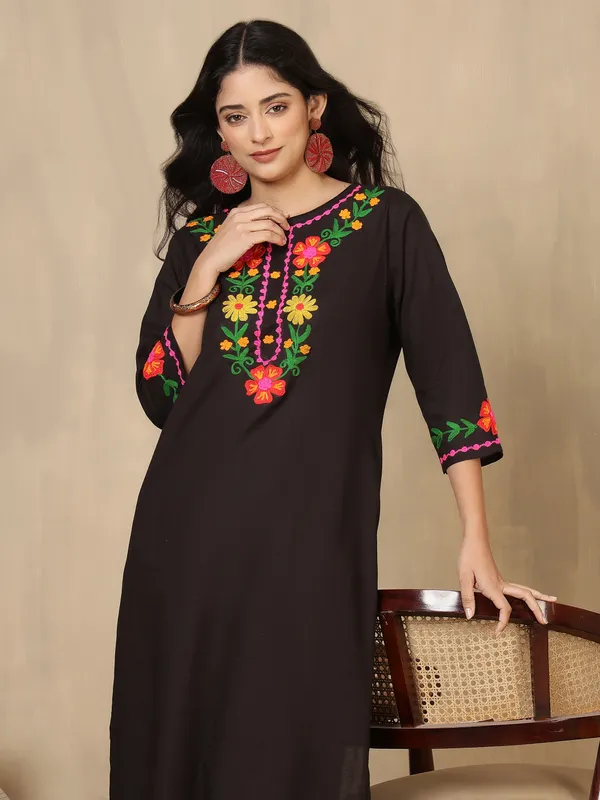 Lotus_Loom_Women_Cotton_Solid_Black_Aari_Work_Kurta_with_Pant