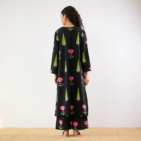 Midnight-Black-Floral-Printed-Kurta-Set-with-V-Neck-Detail