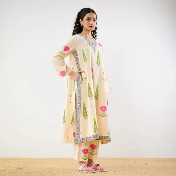 Midnight-Cream-Floral-Printed-Kurta-Set-with-V-Neck-Detail