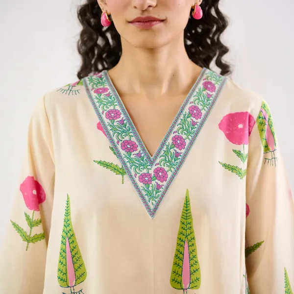 Midnight-Cream-Floral-Printed-Kurta-Set-with-V-Neck-Detail