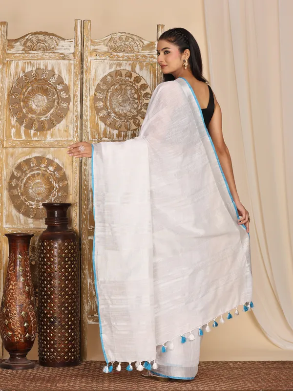 White_Women's_Linen_Slub_Saree_with_Blouse_Piece_for_Every_Occasion