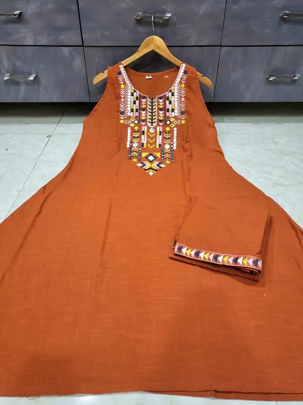Cotton_Embroidered_Cut_Sleeve_Kurta_&_Pant_Set__.