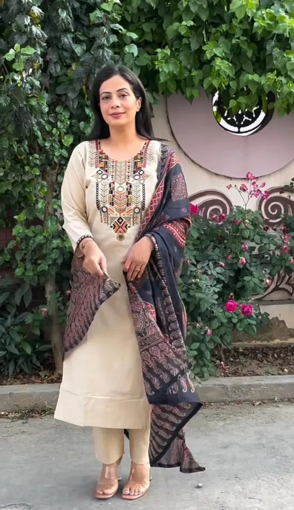 Cotton_Embroidered_Kurta_With_Pant_&_Dupatta_Set__.