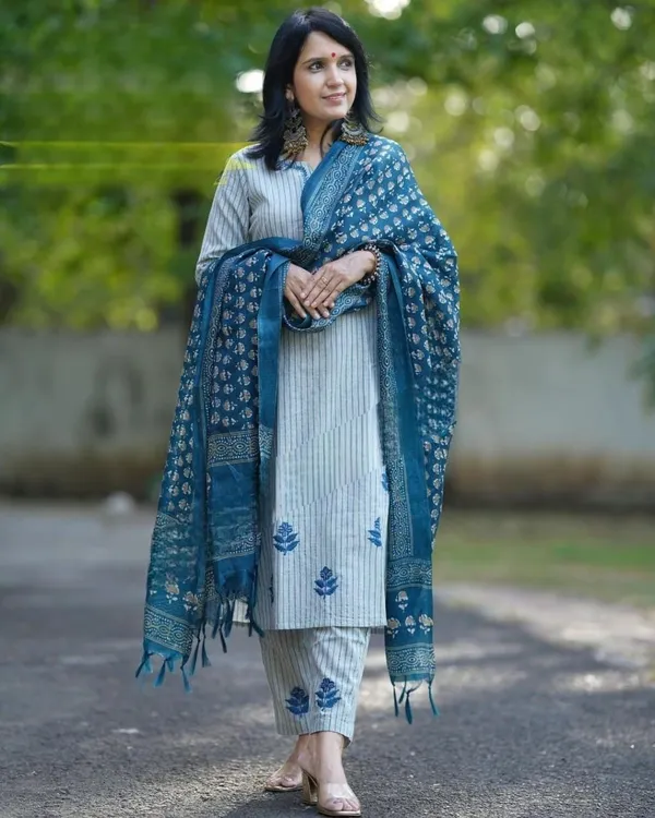 Cotton_Embroidered_Kurta_With_Pant_&_Dupatta_Set__.