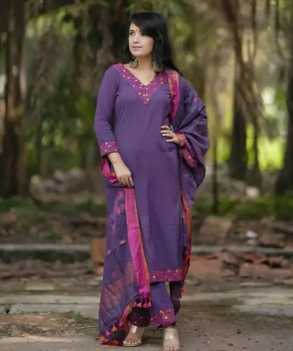 Cotton_Embroidered_Kurta_With_Pant_&_Linen_Dupatta_Set__.