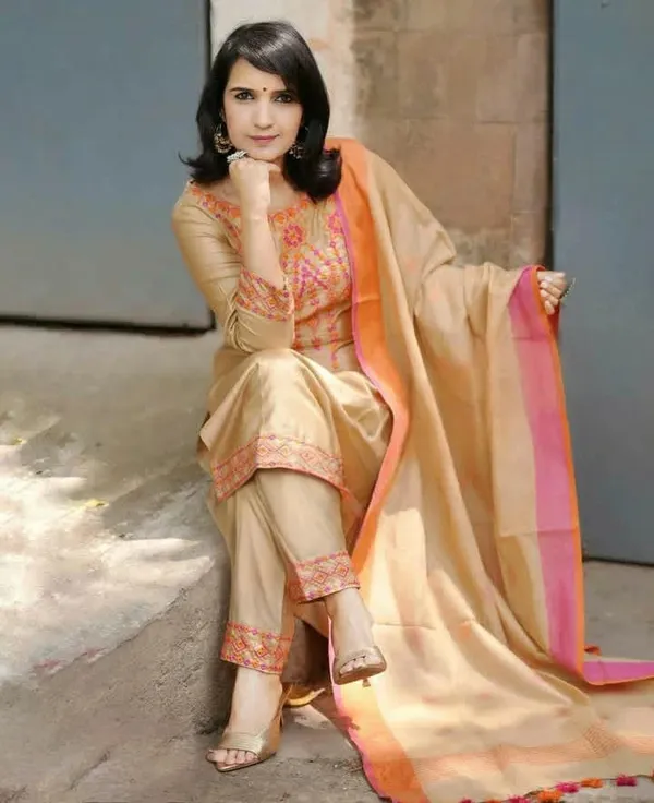 Cotton_Embroidered_Kurta_With_Pant_&_Linen_Dupatta_Set__.