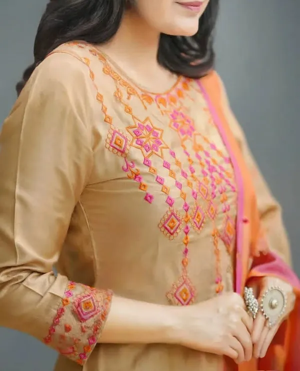Cotton_Embroidered_Kurta_With_Pant_&_Linen_Dupatta_Set__.