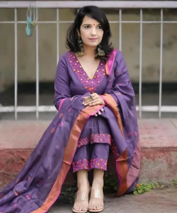 Cotton_Embroidered_Kurta_With_Pant_&_Linen_Dupatta_Set__.