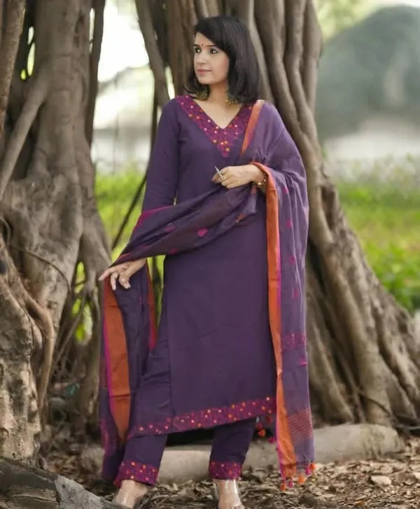 Cotton_Embroidered_Kurta_With_Pant_&_Linen_Dupatta_Set__.