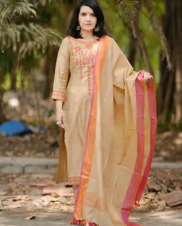 Cotton_Embroidered_Kurta_With_Pant_&_Linen_Dupatta_Set__.