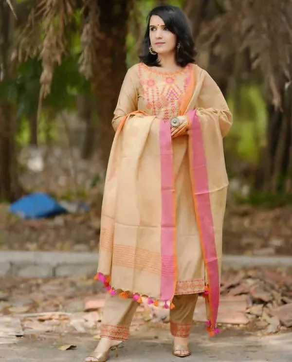 Cotton_Embroidered_Kurta_With_Pant_&_Linen_Dupatta_Set__.