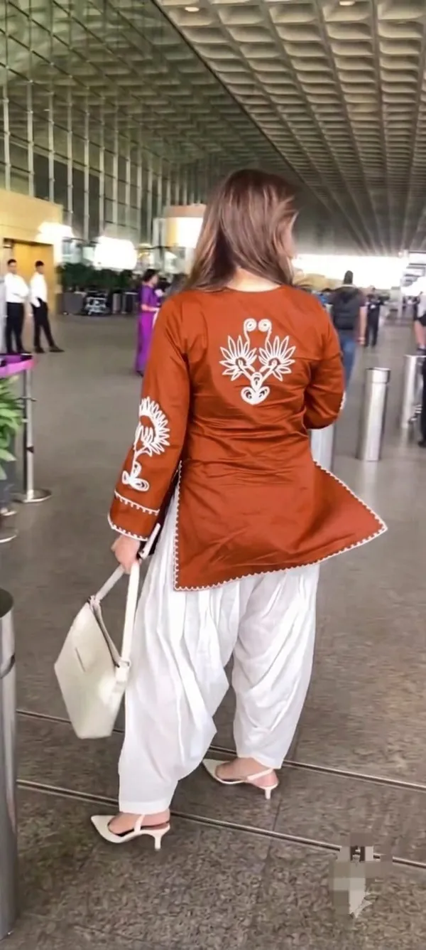 Cotton_Embroidered_Kurta_&_Pant_Set__.