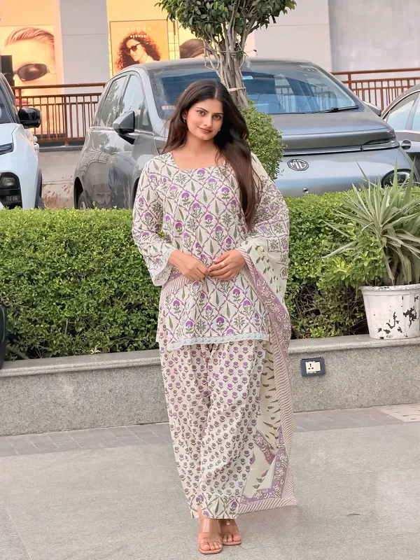 Cotton_Floral_Print_Kurta_With_Pant_&_Dupatta_Set__.
