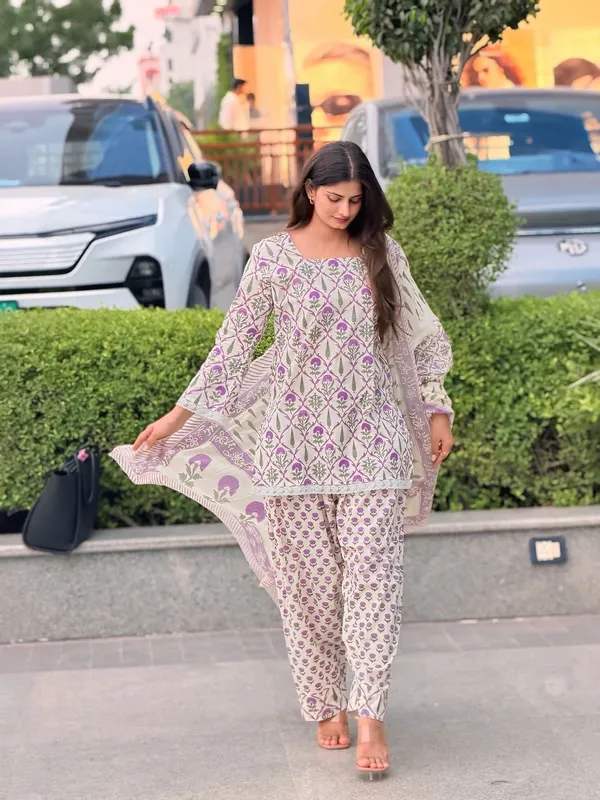 Cotton_Floral_Print_Kurta_With_Pant_&_Dupatta_Set__.