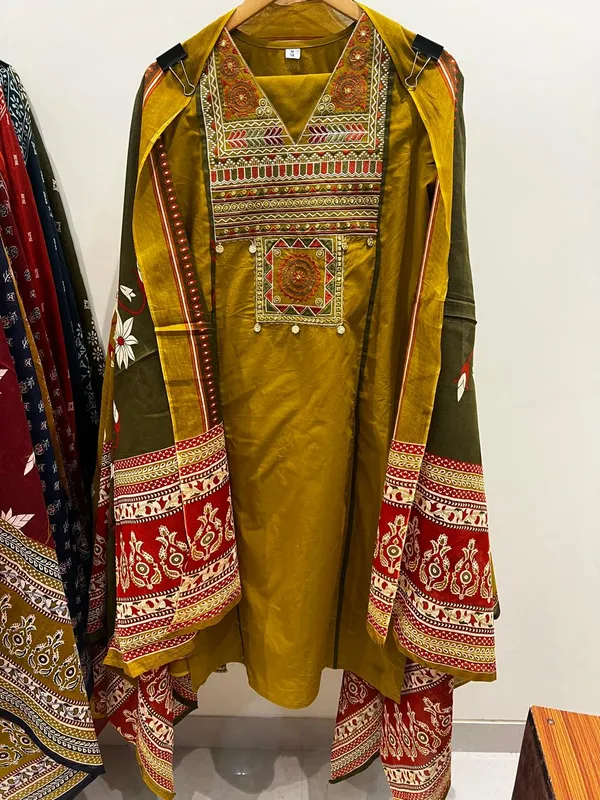 Cotton_Kurta_With_Pant_&_Malmal_Dupatta_Set__.