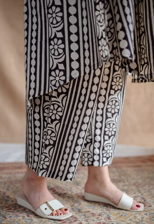 Cotton_Printed_Sleeveless_Kurta_&_Pant_Set__.