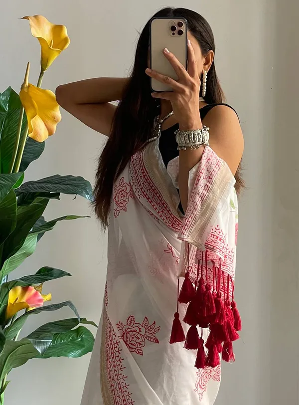 Original_Hand_Block_Red_Natural_Colour_Design_with_White_Colour_With_Fancy_Dimanding_Zari_Bodar