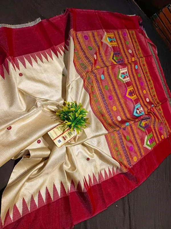 Red_And_Cream_Kanchipuram_Silk_Sarees_Designed_Beautiful_Soft_Thread_Flower_Meena_Butta