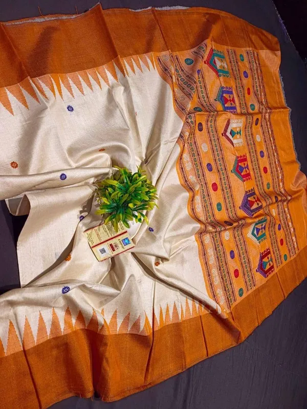 Cream_And_Deep_Yellow_Kanchipuram_Silk_Sarees_Designed_Beautiful_Soft_Thread_Flower_Meena_Butta