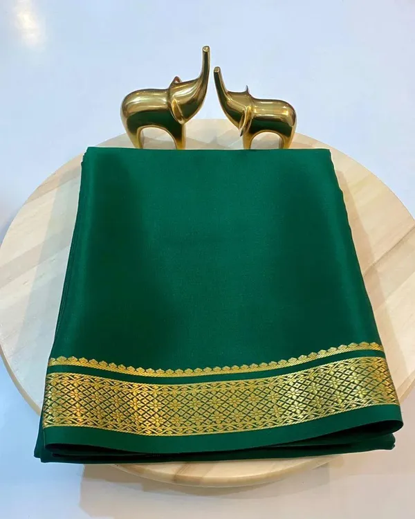 Green_Pure_Viscose_Silk,_It_Is_Very_Soft_And_Comfortable_To_Wear_Any_Weather