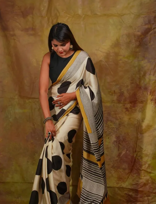Black_And_White_Semi_Gajji_Bandhej_Printed_Sarees