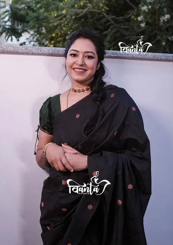 Black_Woven_Kanjivaram_Banarasi_Jacquard_Sari