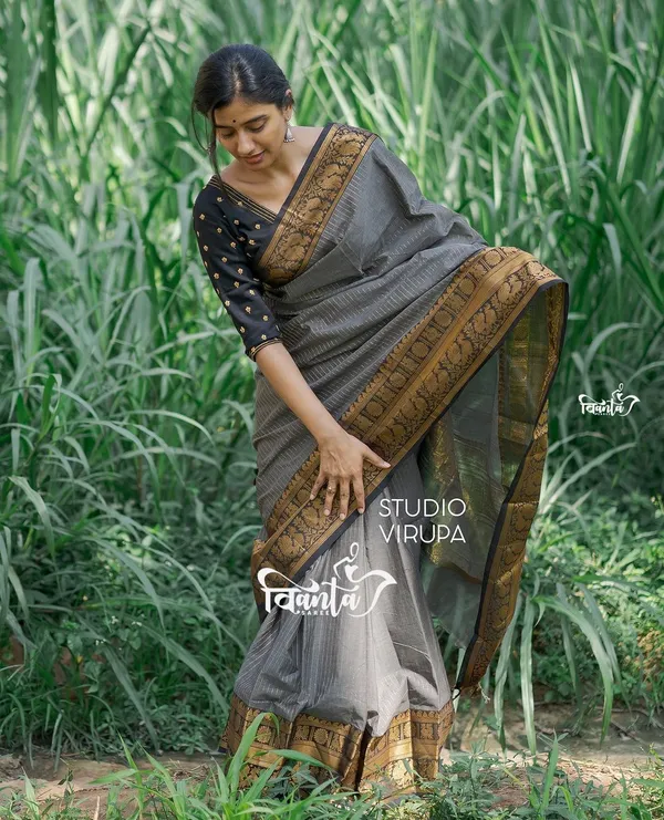 Woven_Kanjivaram_,_Banarasi_Jacquard_Saree