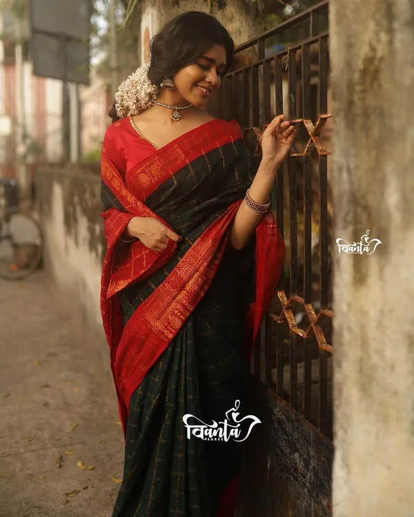 Black_Banarasi_Silk_Wedding_&_Party_Wear_Saree_&_Unstiched_Blouse_For_Women