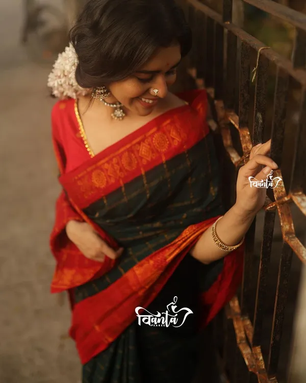 Black_Banarasi_Silk_Wedding_&_Party_Wear_Saree_&_Unstiched_Blouse_For_Women
