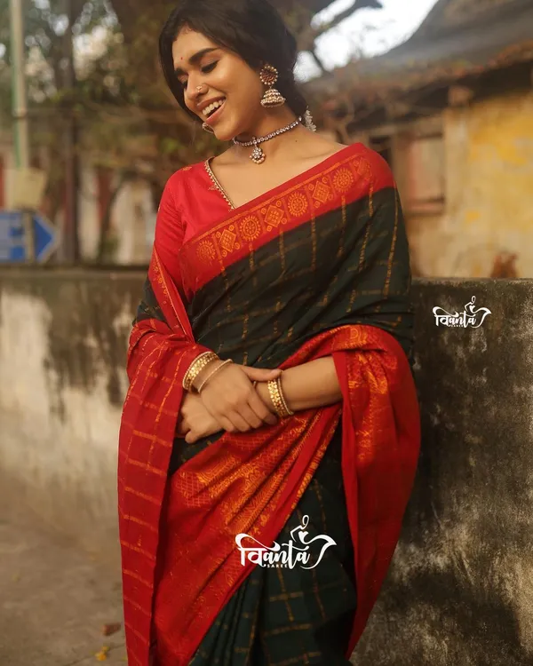 Black_Banarasi_Silk_Wedding_&_Party_Wear_Saree_&_Unstiched_Blouse_For_Women