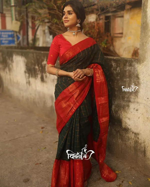 Black_Banarasi_Silk_Wedding_&_Party_Wear_Saree_&_Unstiched_Blouse_For_Women