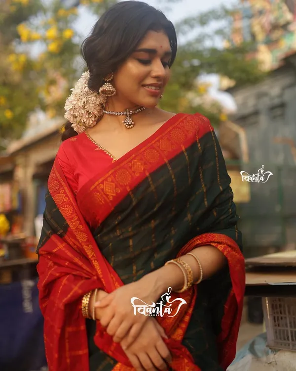 Black_Banarasi_Silk_Wedding_&_Party_Wear_Saree_&_Unstiched_Blouse_For_Women
