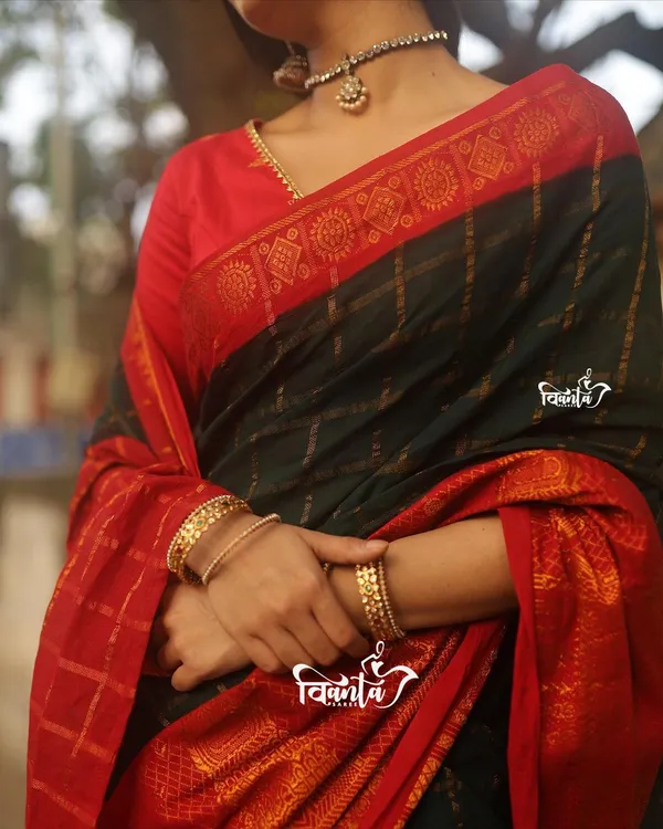 Black_Banarasi_Silk_Wedding_&_Party_Wear_Saree_&_Unstiched_Blouse_For_Women
