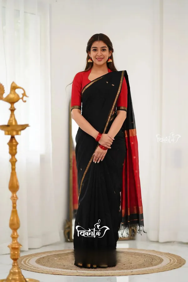 Maheswari_Silk_Cotton_Saree_-_Black_And_Maroonish_Red