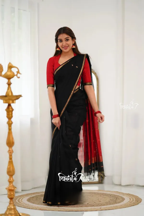Maheswari_Silk_Cotton_Saree_-_Black_And_Maroonish_Red