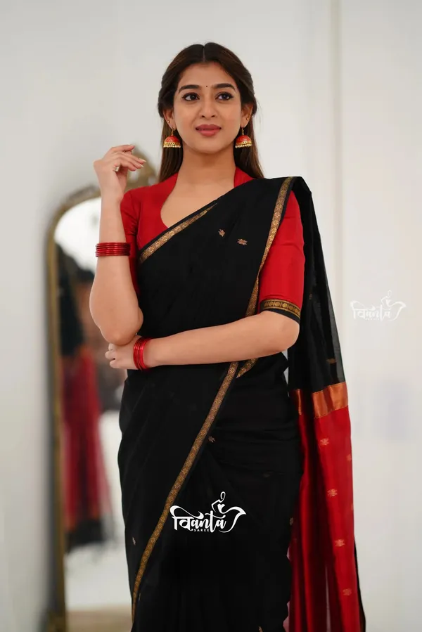 Maheswari_Silk_Cotton_Saree_-_Black_And_Maroonish_Red