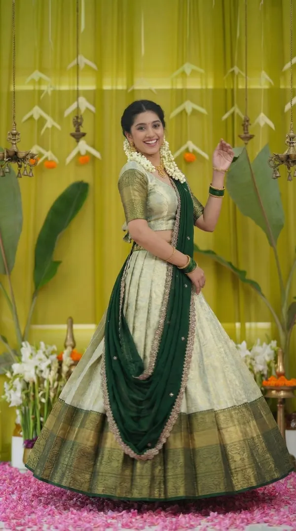 Kanjivaram_Silk_Zari_Half_Saree_stitched-Lehenga_With_Blouse_Along_With_Banarsi_Silk
