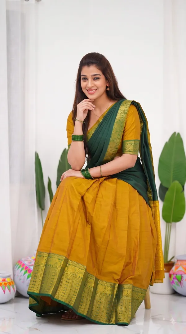 Traditional_Green_Half_Saree_with_Pink_Dhavani