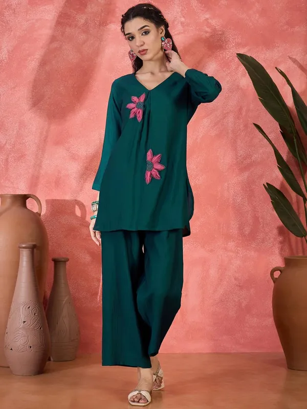 Tunic_Co-_Ord_Set_With_Beautiful_Embroidery_Work